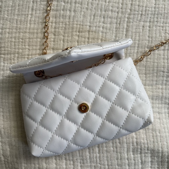 3 / $30 💘 white quilted shoulder bag with faux rose gold accents - Picture 2 of 2